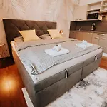 Citybeat Apartments, 400m From The Square * بلزن