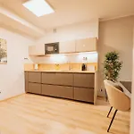 Citybeat Apartments, 400m From The Square بلزن