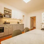 شقة Citybeat Apartments, 400m From The Square بلزن